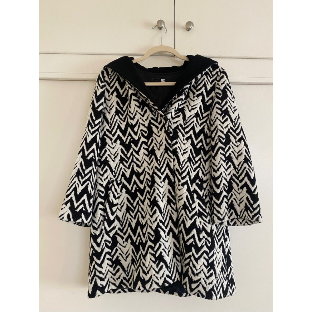 Winter cardigan coat with hood and buttons, black and white,